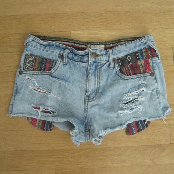 Free‎ People Sz 27 Baja Aztec Print Cutoff Denim Distressed Shorts Patch Cheeky - Picture 1 of 7